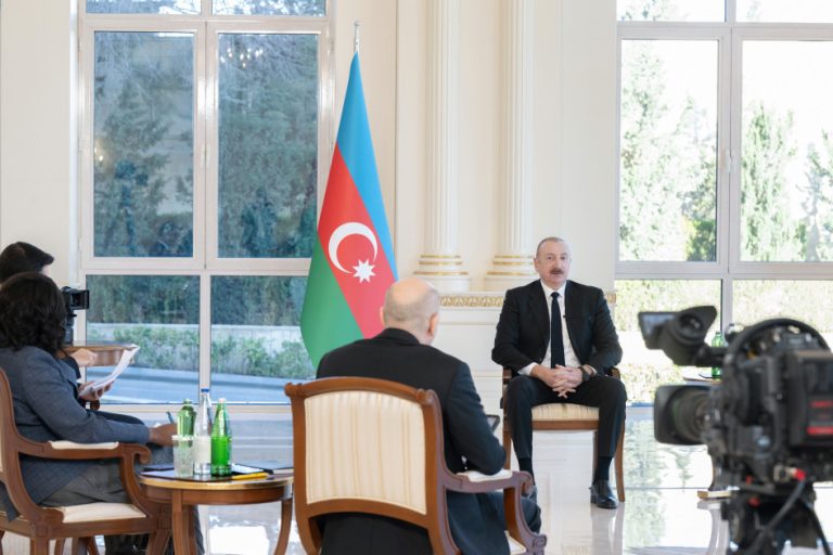 Prezident İlham Əliyevin telekanallara müsahibəsi: Ölkə daxilindən qlobal siyasətə qədər geniş gündəm – TƏHLİL
