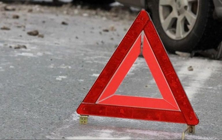 Gədəbəydə minik avtomobili yük avtomobilinə çırpılıb, 1 nəfər ölüb