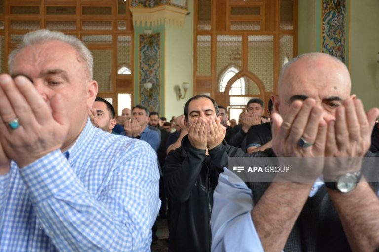 Azərbaycanda bayram namazı qılınır