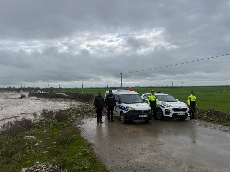 Sel suları Ağsuda yolu yararsız vəziyyətə salıb
