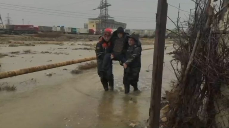 FHN Bakı, Sumqayıt və Abşeronda su basmış ərazilərdən 42 nəfəri təxliyə edib – FOTO – VİDEO – YENİLƏNİB-1