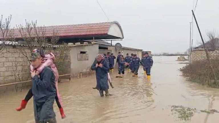 FHN: Xaçmazda evlərə su dolub, köməksiz vəziyyətdə qalan 22 nəfər təxliyə edilib – VİDEO – FOTO