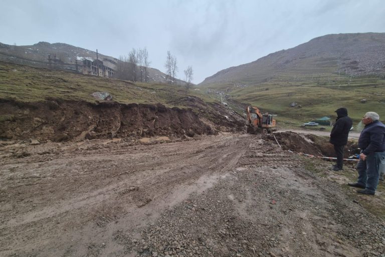 Daşkəsəndə güclü yağışdan sonra yolda sürüşmə baş verib – FOTO