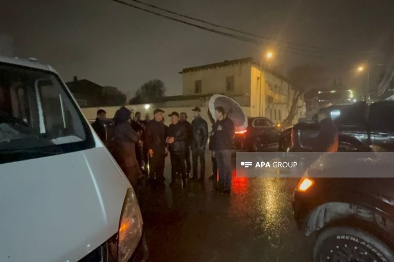 Keşlədə kollektorda qəzaya səbəb olan ev sökülüb, Eldar Əzizov və Zaur Mikayılov ərazidə olublar – VİDEO – YENİLƏNİB