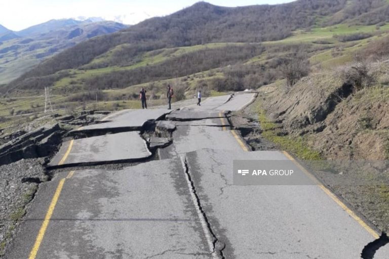 Quba–Qonaqkənd yolunda sürüşmə olub, fəsadlar aradan qaldırılır – FOTO