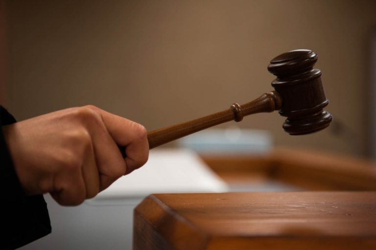 Bakıda qardaşını qətlə yetirməkdə təqsirləndirilən şəxsə hökm oxunub