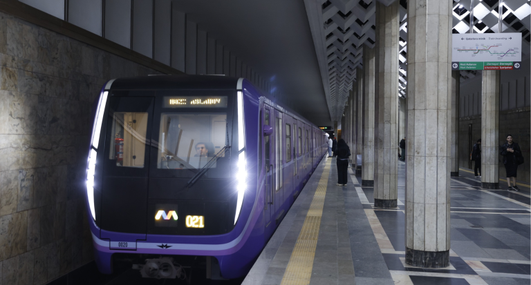“28 May” stansiyasında sərnişin qatar yoluna düşərək ölüb – YENİLƏNİB