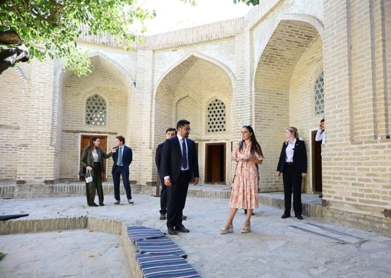Leyla Əliyeva ilk Buxara Biennalesinin əsərləri ilə tanış olub  – FOTOLENT