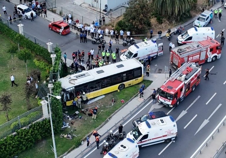 İstanbulda avtobus divara çırpılıb: 1 ölü,  17 yaralı var – YENİLƏNİB