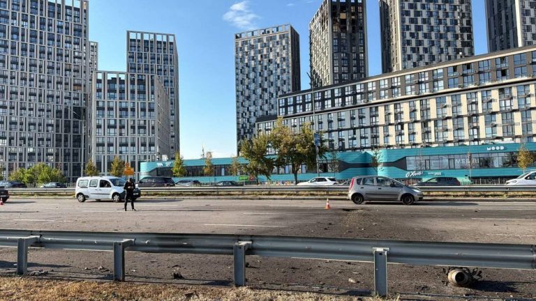 Kiyevdə Rusiya dronunun qalıqları yola düşüb: avtomobillərə ziyan dəyib, yaralılar var – FOTO